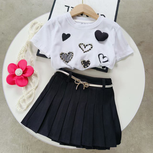 Completo estivo da ragazza con cuore decorato con borchie, top a maniche corte e gonna a pieghe tinta unita - Product Image 1