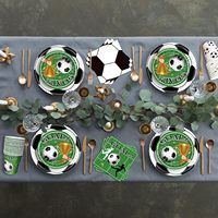 Fournitures de fête d'anniversaire modernes sur le thème du sport de 24 pièces comprenant des assiettes, des serviettes, des tasses, des couverts verts, des bannières de nappe