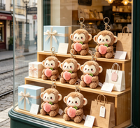 Porte-clés en peluche singe marron assis avec pêche, jouet animal en peluche, poupée singe avec breloque fruit rose