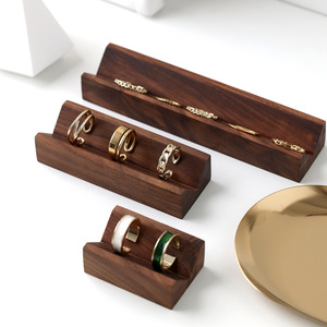 Présentoir à bijoux en noyer de haute qualité pour la photographie, le rangement et la présentation de bijoux - Product Image 2