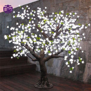 Charmant arbre lumineux LED en forme de cerisier avec pétales vibrants pour la décoration de rues, de places publiques, de mariages et de festivals, en vente - Product Image 3