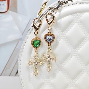 Llavero con Cruz de Cristal en Forma de Corazón Kawaii, Colgante Religioso con Diamantes de Imitación, Llavero Cristiano, Recuerdos y Regalos - Product Image 1