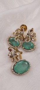 Boucles d'oreilles de luxe de style antique, serties d'émeraudes et de diamants, avec motifs de paon complexes, et de grands émeraudes ovales. - Product Image 3