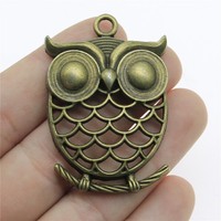 Pendentif Hibou sur Branche 51x35mm en Alliage de Zinc Argent Vieilli avec Corps en Filigrane pour Mobile de Crèche Thème Forêt