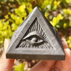 Pyramide <span class=keywords><strong>de</strong></span> <span class=keywords><strong>Shungite</strong></span> avec conception complexe du mauvais œil-Ornement en <span class=keywords><strong>pierre</strong></span> <span class=keywords><strong>de</strong></span> Bohème pour la <span class=keywords><strong>protection</strong></span> - Product Image 4