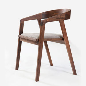 Chaise de salle <span class=keywords><strong>à</strong></span> manger scandinave moderne en bois massif avec siège en tissu et accoudoirs pour hôtels et villas - Product Image 1
