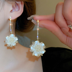 Boucles d'oreilles pendantes style coréen plaqué or pour femme, avec strass, longues boules florales, perles blanches et pétales de fleurs en coquillage – <span class=keywords><strong>YUMMY</strong></span> - Product Image 1