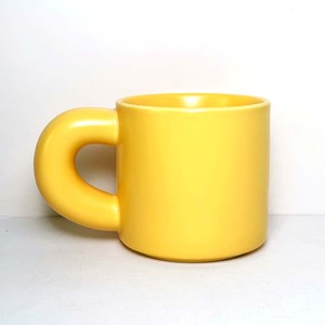 Taza <span class=keywords><strong>de</strong></span> café <span class=keywords><strong>de</strong></span> cerámica negra mate con asa redonda, interior rosa esmaltado, cuerpo recto, <span class=keywords><strong>de</strong></span> gres. Distribuidor Empresarial Guild Hub - Product Image 4