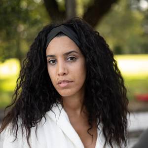 Bandeau tressé Margherita en coton biologique noir, minimaliste, moderne, écologique, pour femmes, décontracté - Product Image 1