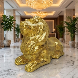 Estatua de León Acostado de Lujo con Mosaico Dorado de Tamaño Real, Escultura de Animal de Fibra de Vidrio para Decoración de Vestíbulo de Hotel, Villa o Jardín - Product Image 1