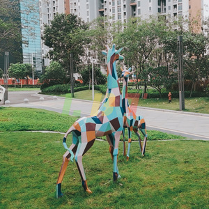 Escultura de Jirafa Pintada en Fibra de Vidrio Libite, Decoración Abstracta Geométrica para Jardín y Exteriores, Figura Animal Hecha a Mano y Personalizada - Product Image 2