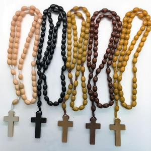 Colliers de prière en bois 8x10mm forme riz avec croix, bijoux religieux catholiques, cadeau unisexe pour les cérémonies - Product Image 1