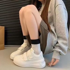Zapatos Casuales de Otoño con Suelas Gruesas y Tacones Elevados. Zapatillas Deportivas Estilo Coreano para un Look Urbano Zapatos de Moda. - Product Image 4