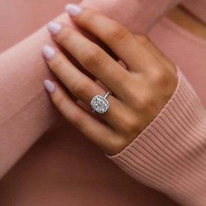 Anello di fidanzamento da donna Q788 in oro bianco con diamante naturale taglio cuscino e diamanti laterali colore D - Product Image 3