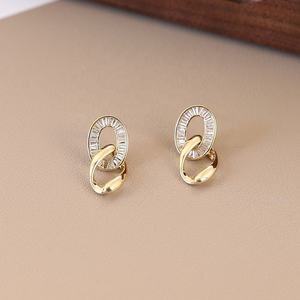 Boucles d'oreilles clous géométriques de luxe en argent 925 avec chaîne en zircon plaqué or, bijoux de niche polyvalents et tendance - Product Image 2