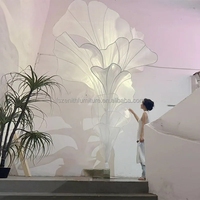 Installation d'art en soie géante personnalisée, installation d'art en organza de soie géante faite à la main pour la scène de mariage, l'affichage de fenêtres