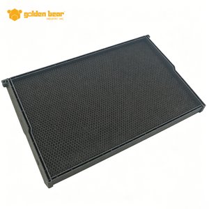 Marco de plástico integrado Langstroth Golden Bear FR-7 negro en oferta con base de panal, herramientas de apicultura - Product Image 1