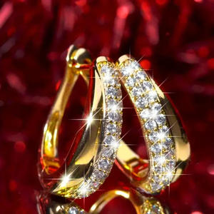 Boucles d'oreilles créoles de luxe en or massif 18 carats avec diamants ronds taille brillant sertis en canal pour femme, à porter au quotidien - Product Image 3