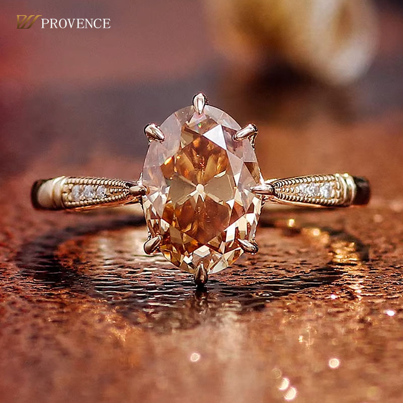 Anillo de oro macizo de 14 quilates con moissanita y diamantes.