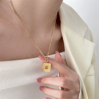 Collier multicolore en pierres précieuses, incrustation facettée carrée avec zircon, chaîne claviculaire, acier titane plaqué or 18 carats