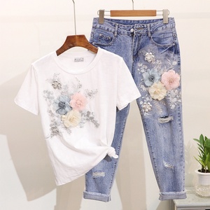 T-shirt da <span class=keywords><strong>donna</strong></span> con ricami estivi e fiori tridimensionali da nove <span class=keywords><strong>Jeans</strong></span> strappati Set 2 pezzi - Product Image 1