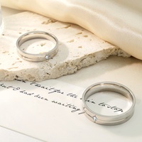 Bague de Fiançailles et de Mariage en Gros : Anneau Simple, Sertissage Clos, Design Tendance et Classique