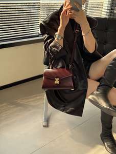 Sac bandoulière brillant haut de gamme, design architectural moderne avec structure de fermeture argentée, sac à main pour femme - Product Image 6