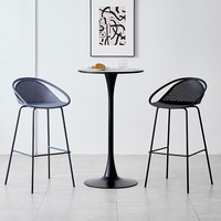 Chaise de bar moderne haut de gamme, forme ergonomique et structure métallique durable pour les intérieurs de luxe