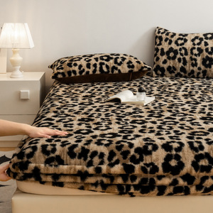 Funda de colchón elástica de felpa con diseño de conejo de dibujos animados, con 2 fundas de almohada, protector de cama grueso y esponjoso, cubierta antipolvo plegable - Product Image 1