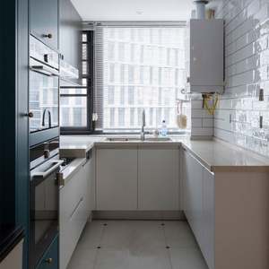 Gabinetes de Cocina Clásicos Personalizados Apilables y Prácticos de Foshan, Madera Maciza, Puerta Estilo Shaker con Acabado Brillante - Product Image 5