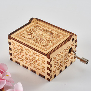Boîte à musique rectangulaire moderne en bois YIYU, gravée au laser, à manivelle, avec musique personnalisée de 30 secondes – Cadeau pour femme - Product Image 4