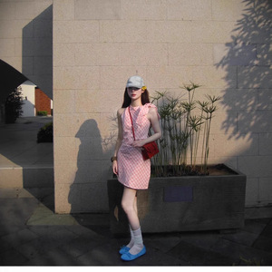 เดรสทรงดินสอผ้าทอลายสก็อตสีชมพู คอ halter แขนกุด ความยาวปานกลาง สำหรับผู้หญิง ตัดเย็บแบบไม่สมมาตร ระบายอากาศได้ดี เหมาะสำหรับใส่ในชีวิตประจำวัน สไตล์ลำลอง - Product Image 1