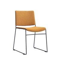 Chaise d'appoint minimaliste en plastique PP blanc avec cadre en acier tubulaire thermolaqué, empilable, pour salle à manger