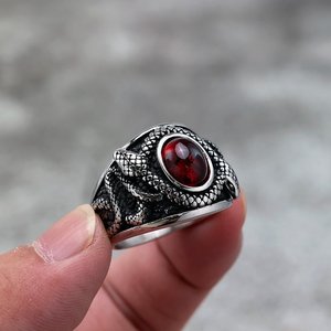 แหวนผู้ชายสไตล์ยุโรปอเมริกันย้อนยุค ทำจากสแตนเลส ประดับทับทิม ดีไซน์งูคู่ เครื่องประดับฮิปฮอป ของขวัญ - Product Image 3