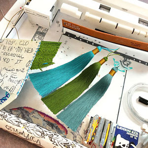 Pompon suspendu en soie 100% polyester lisse de 16 cm de long pour vêtement KUSHANG TEXTILE Modèle KT - Product Image 3