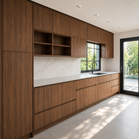 Ensemble d'armoires de cuisine modulaires en placage de noyer de luxe moderne sur mesure avec portes plates sans poignées et rangement pleine hauteur