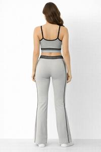 Conjunto de sujetador deportivo y pantalones acampanados — Detalle de diseño: Tirantes finos - Product Image 2