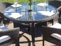 Ensemble de salle à manger en rotin PE pour l'extérieur, table en verre moderne durable, best-seller, meubles de jardin pour bistrot