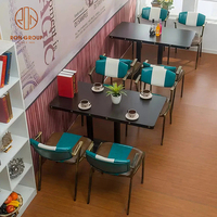 Ensemble de meubles modernes pour café-restaurant, tables carrées, canapé à rayures multicolores, fauteuil en bois, écologique