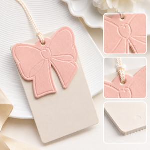 Étiquettes suspendues personnalisées de luxe en relief pour vêtements avec conception de logo gratuite, étiquettes volantes en papier mat OEM, taille et couleur personnalisées - Product Image 1