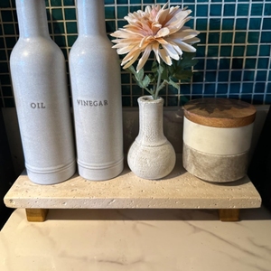 Vassoio di Servizio Rettangolare in Travertino Naturale con Piedini per Bagno, Vassoio Decorativo Beige con Base, Supporto per Stoccaggio in Cucina - Product Image 2