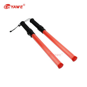 Bâton de signalisation LED portable avec poignée antidérapante et cordon, clignotement régulier pour travaux routiers et guidage de stationnement - Product Image 1