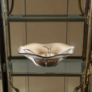 Bol en verre fumé, bord ondulé et base sculptée. Idéal pour <span class=keywords><strong>la</strong></span> décoration intérieure, l'affichage d'art, l'ajout d'élégance moderne. - Product Image 3