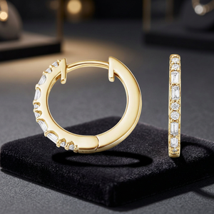 Pendientes de Aro con Diamantes en Corte Redondo y Baguette Alternados - Product Image 1