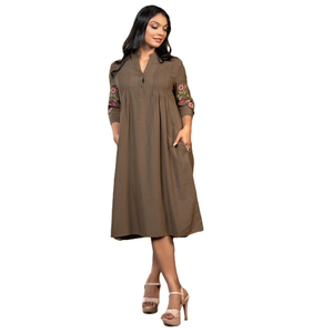 Vestido Corto de Primera Calidad Color Verde Caqui con Bordado Floral y Detalle de Pintuck para Mujer - Product Image 1