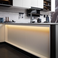 Ensemble d'armoires de cuisine modernes de luxe sans poignées en bois de bouleau massif, résistant à l'eau, avec îlot et évier intégrés, design personnalisable, tailles et couleurs au choix