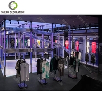Aménagement de magasin de vêtements de sport, décoration complète du magasin, design intérieur épuré, mobilier de magasin de vêtements, vitrine, étagère murale