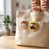 Badges en tissu personnalisés en gros, doux et rembourrés, différentes tailles, logo imprimé, cadeau souvenir, badge bouton en peluche sur mesure