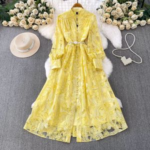 Abito Midi da Donna in Pizzo Ricamato Stile Palazzo Francese con Scollo a V e Maniche a Lanterna con Perle - Product Image 3