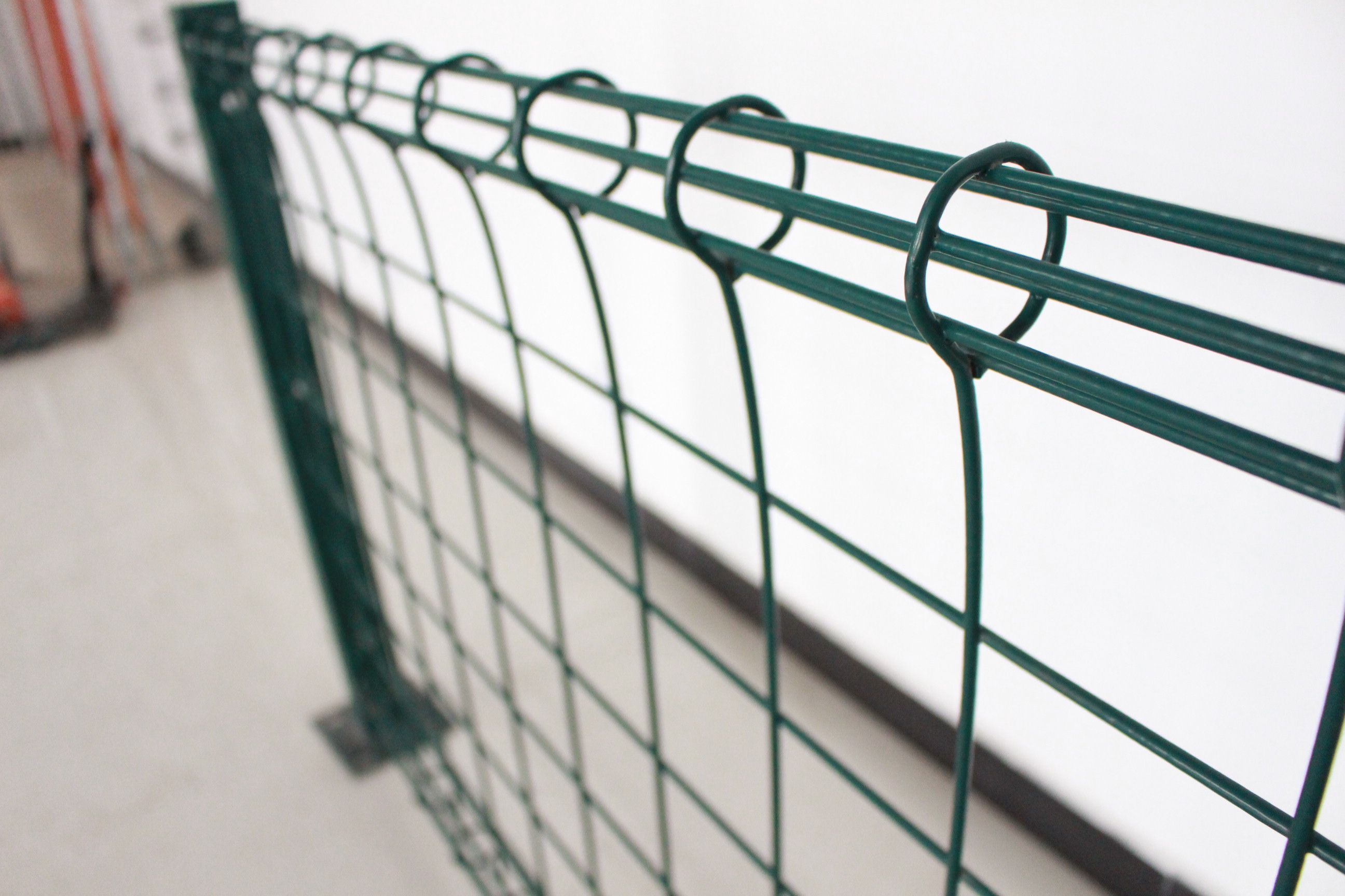 последние новости компании о Горячая продажа с порошковым покрытием декоративная сварная двойная петля проволочный забор с рулонным верхом  1